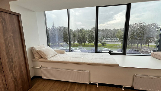 Светлый бежевый матрасик, подушки и валик на подоконник на окно для зоны отдыха в офисе. Отзыв клиента Гливер, рейтинг 5 звезд. 